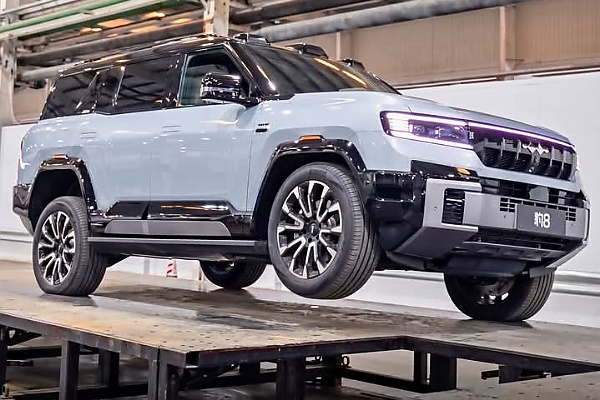 Fangchengbao Bao 8 DiSus-P Ultra three-wheel driving